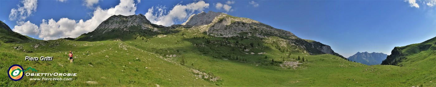 71 Scendendo la Val Vedra con vista sul Mandrone d'Arera.jpg